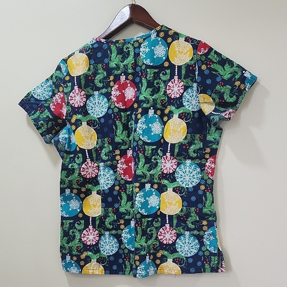 Vtg Butter-Soft Originals Floral And Chrismas Scrub Top - Picture 7 of 9